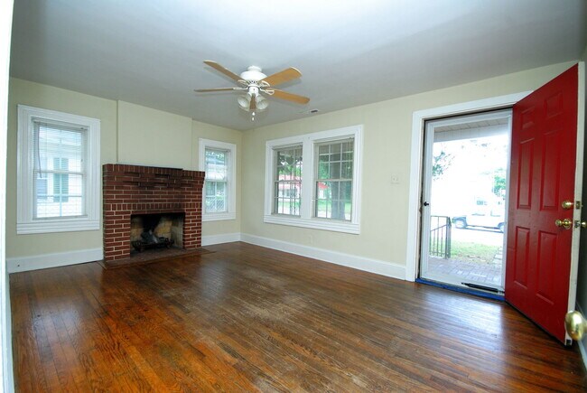 Building Photo - 710 E Elm St