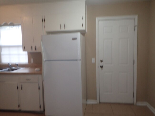 Building Photo - 2 Bedroom/1.5 Bath Townhome