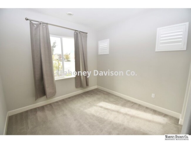 Building Photo - Blt in 2019, former model home, 4 bdrm + l...