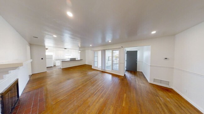 Building Photo - 5BD/2BA on MARY LANE!