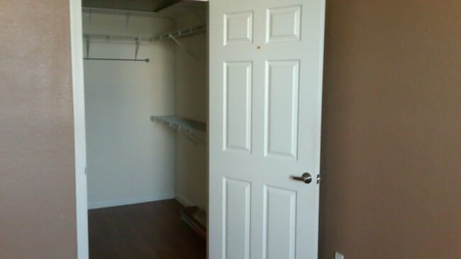 Foto del edificio - Beautiful 1/1 corner unit with upgraded wood floors a large balcony with an Orange Avenue view.