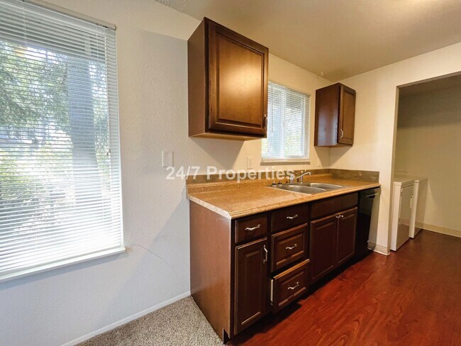 Foto del edificio - Bright & Updated 2 BD | 1 BA home - SE Portland