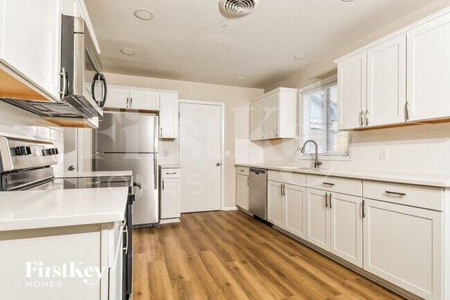 Foto del edificio - 4113 Oak Hollow Dr
