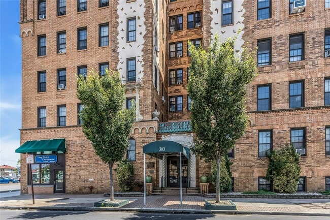 Building Photo - 310 Riverside Blvd