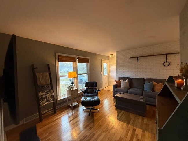 Foto del edificio - 3-Bedroom, 1-Bath Home for Rent – Lowell