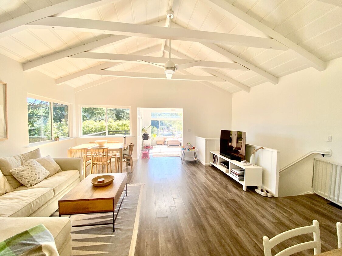 Foto principal - Gorgeous 3bd/1bth Home with Views