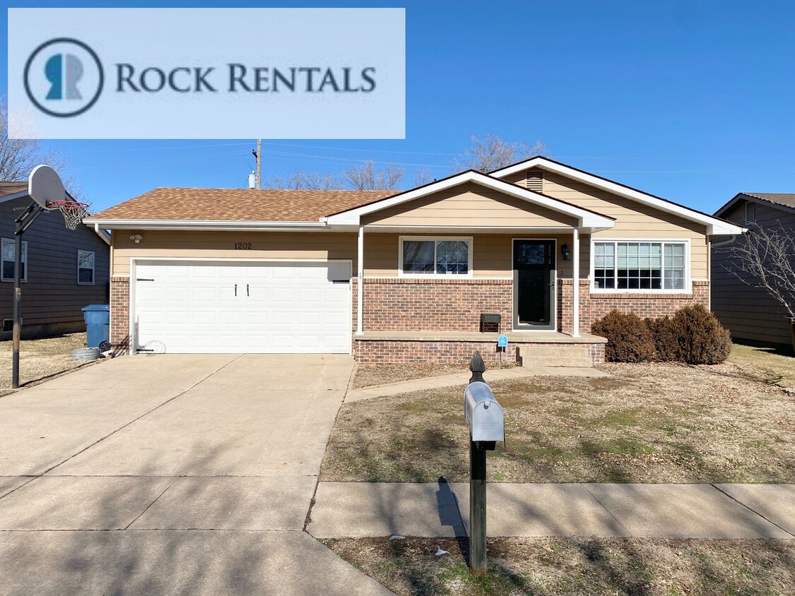 Primary Photo - 3 Bed 1.5 Bath with Full Basement in a Con...