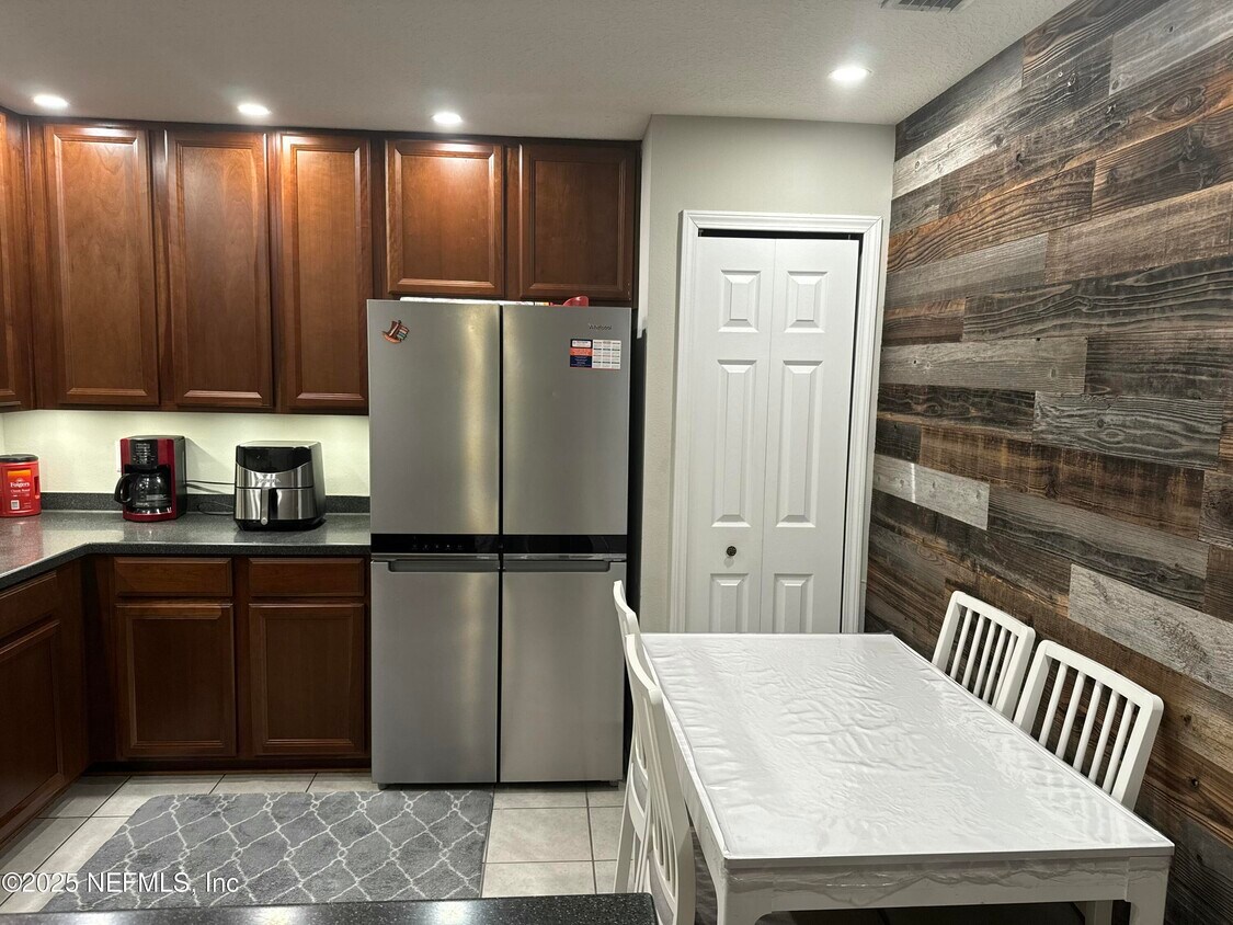 Foto del edificio - 7036 Deer Lodge Cir