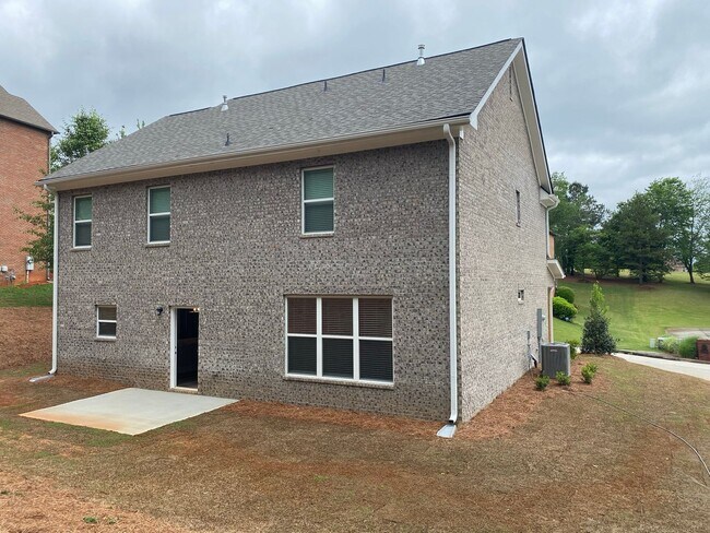Building Photo - 5 Bed 3 Bath in Stone Mountain!