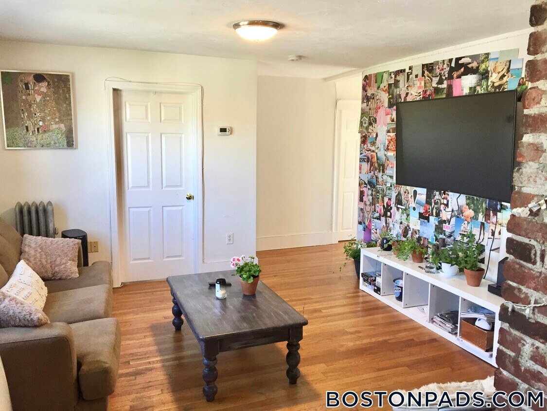 Primary Photo - 185 Hillside St