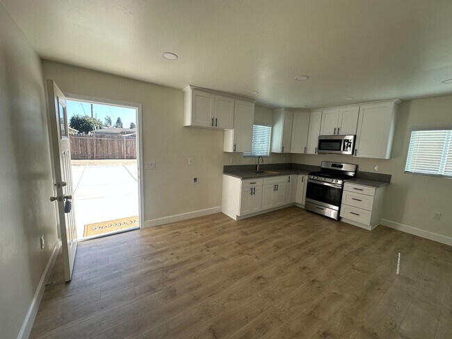 Foto del edificio - Newly Built Modern 1 Bed / 1 Bath Unit for...