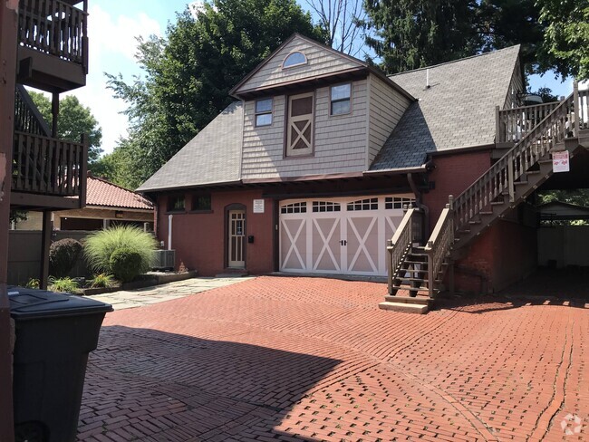 Building Photo - 279 S River St Carriage House