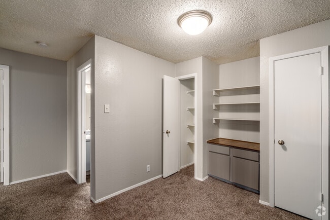 2BR, 2BA - 961SF - Dining Room - The Bricks on 13th Apartments