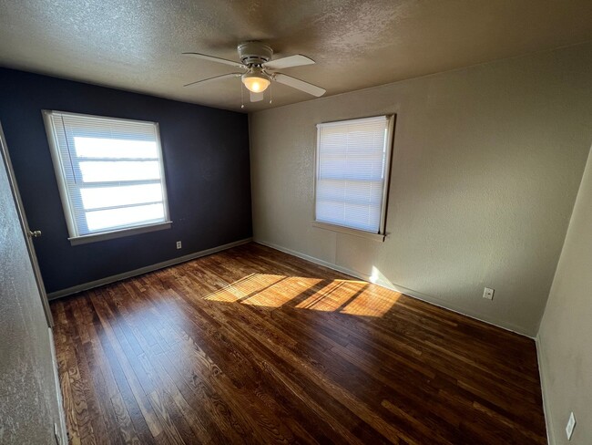 Building Photo - Spacious 2 bedroom with a garage and big b...