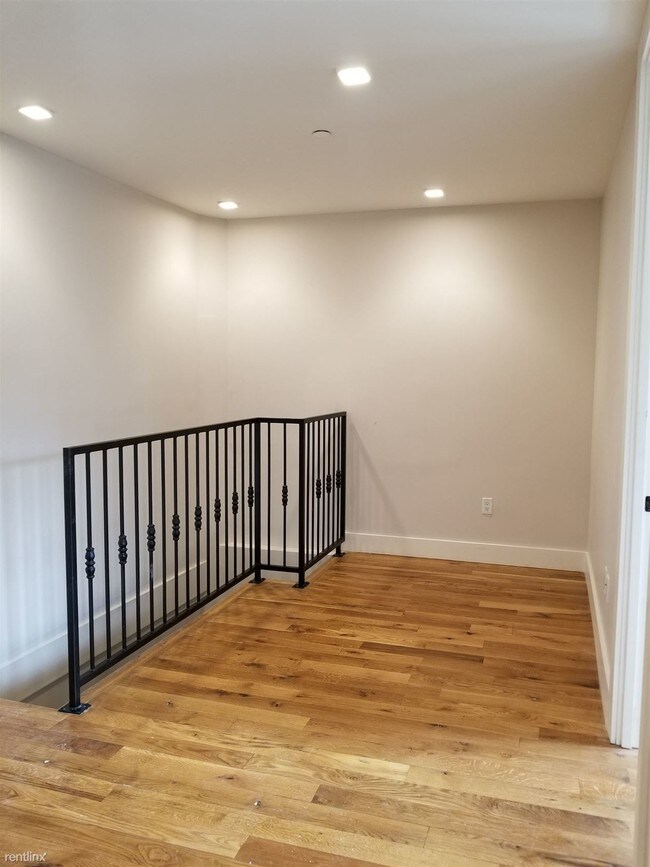 Building Photo - 4 br, 2 bath  - 234 N 11th St 4