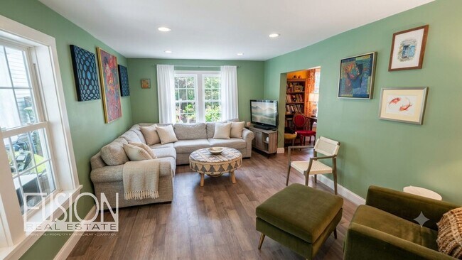Building Photo - Modern Renovation Meets Classic Burlington Charm in this 4 Bed/3 Bath Home!