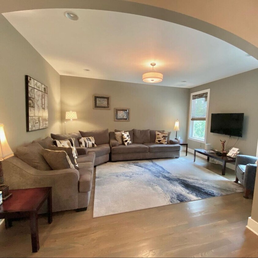 Foto principal - Two Story, 4 Bedroom, 3.5 Bath in Nashville!
