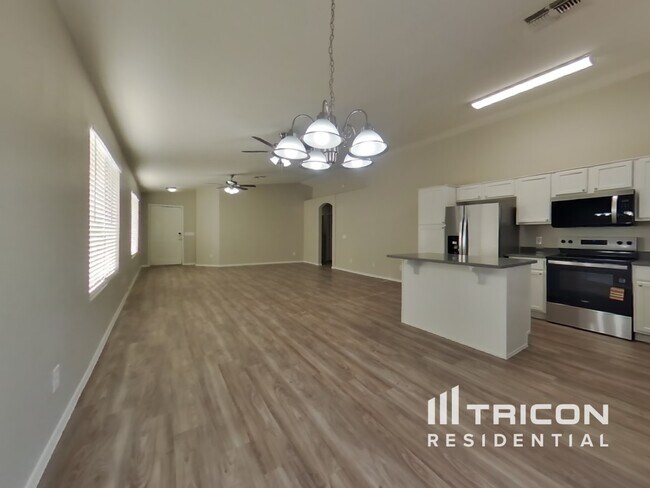 Building Photo - 8832 W Manzanita Dr