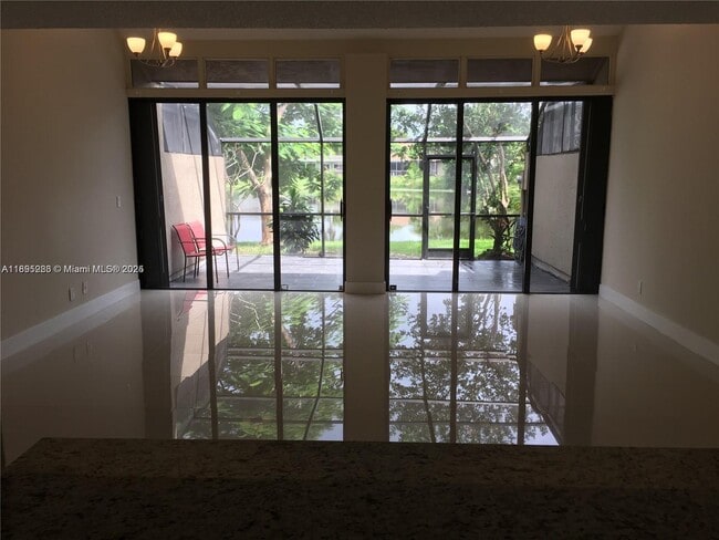 Foto del edificio - 10951 N Lakeview Dr