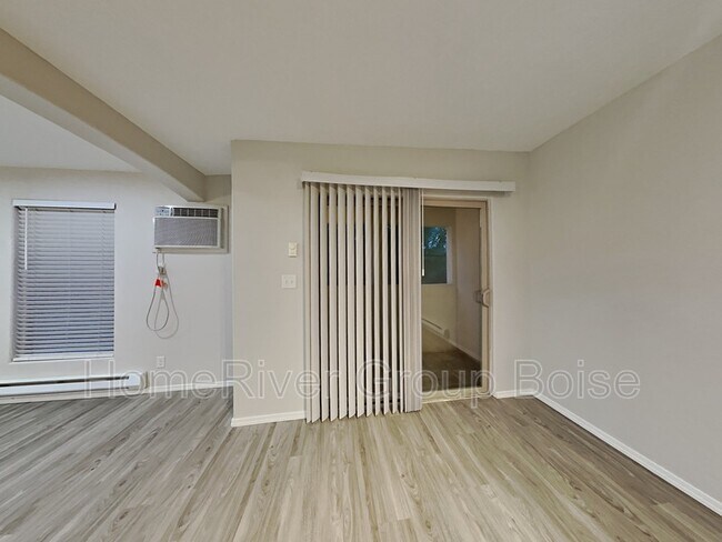 Building Photo - 2607 N Lancaster Dr