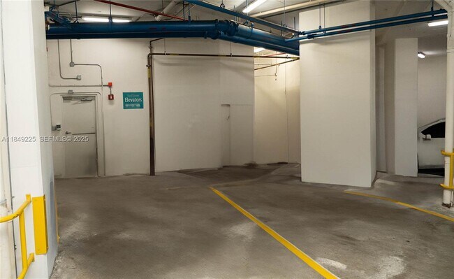 Foto del edificio - 150 Sunny Isles Blvd