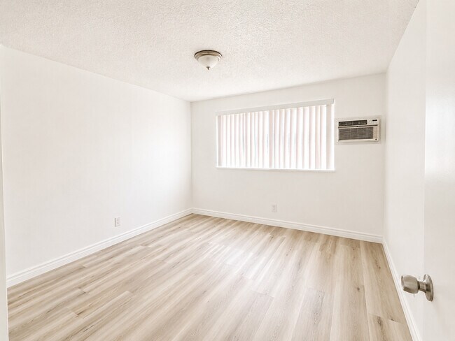 dormitorio espacioso - 7107 Coldwater Canyon Ave