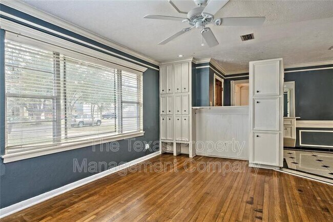 Building Photo - 4810 Saxon St