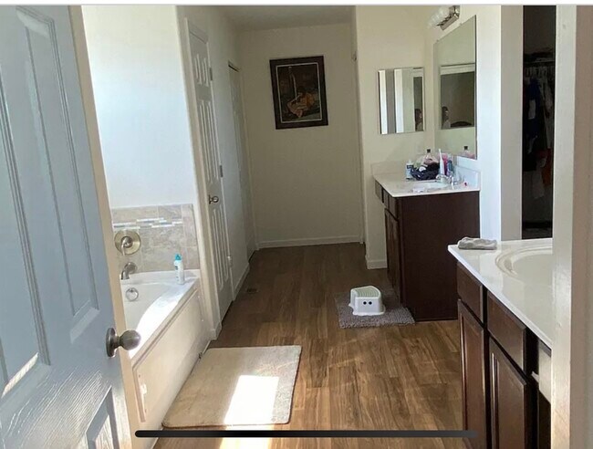 Foto del edificio - 212 Weeping Willow Run Dr