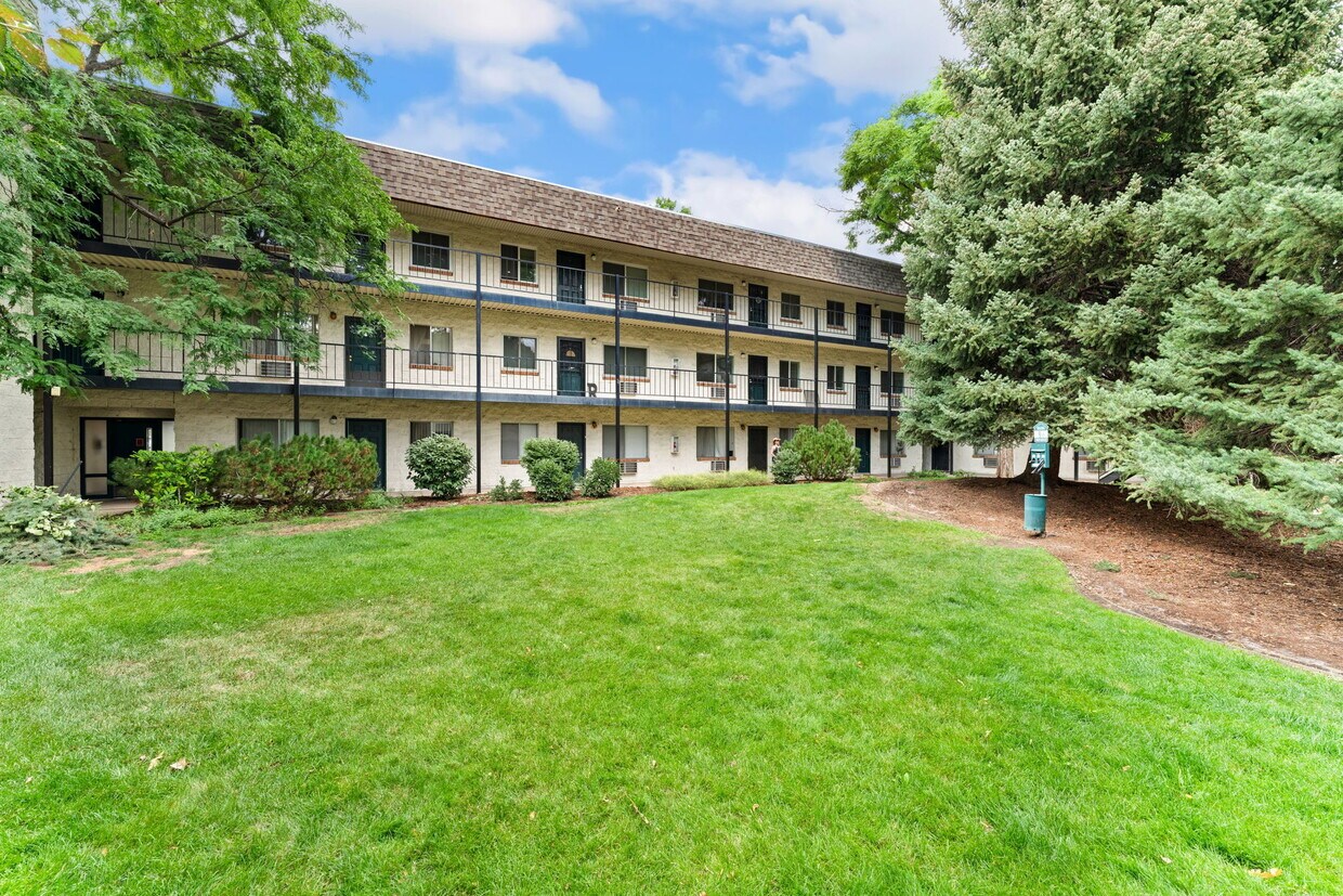 Foto principal - 5770 E Warren Ave
