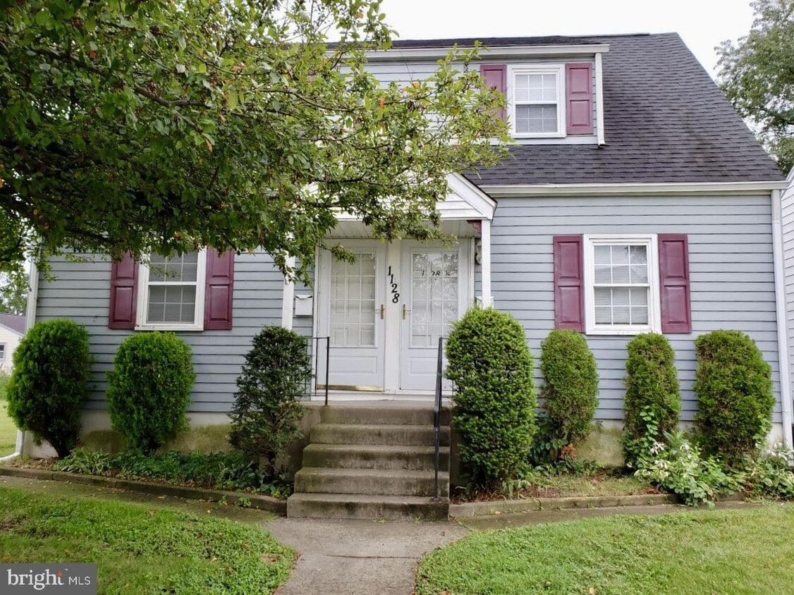 Primary Photo - 1128 Logan Ave