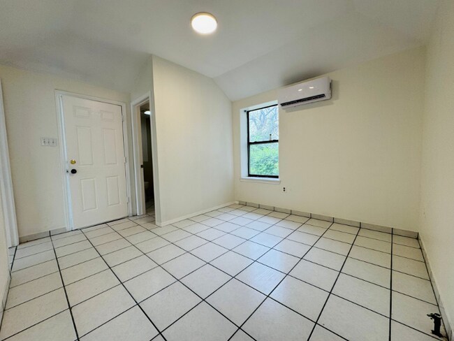 Building Photo - 1703 N Magdalen St
