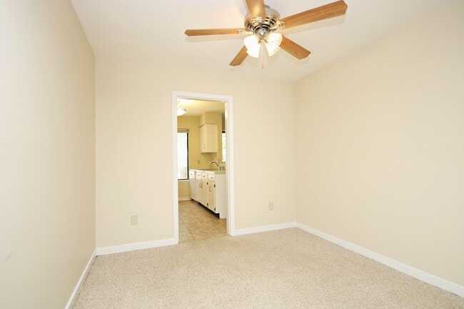 Building Photo - Pet Friendly Stonehenge Townhome With Base...