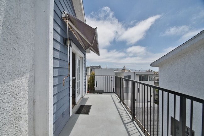 Building Photo - r918-920