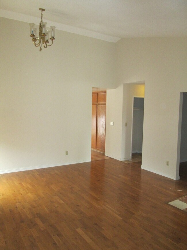 Building Photo - 3 Bedroom - Plus Office -  Single Story Ho...