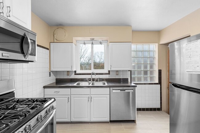Building Photo - COMING SOON - Cozy & Charming Crestwood Single Family Home!