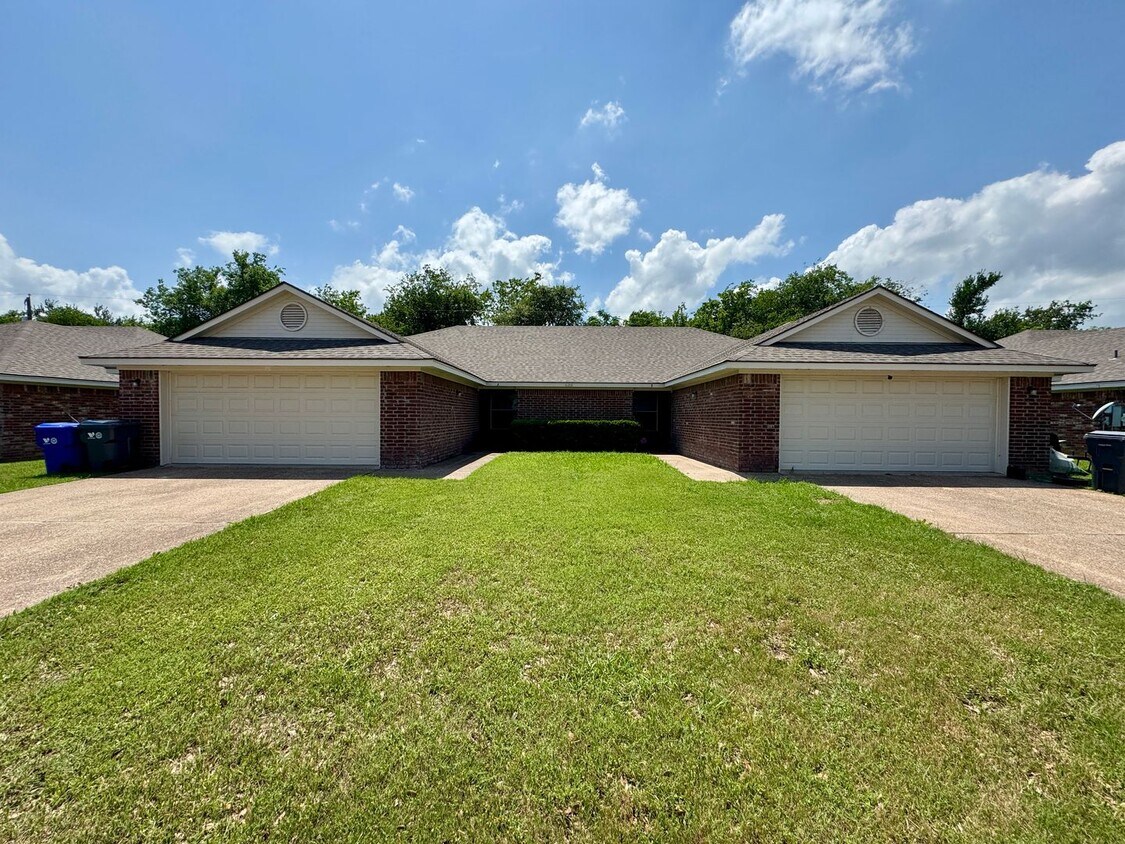 Foto principal - Duplex *LEASING SPECIAL AVAILABLE*