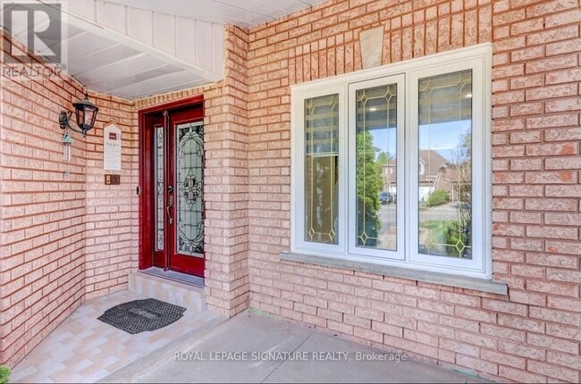 Building Photo - 16 Oak Knolls Crescent