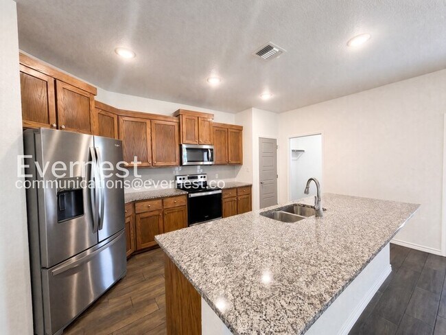 Building Photo - 2212 Hornbeam St