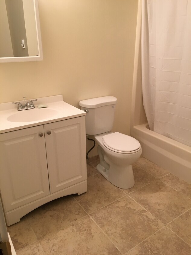 Full bathroom - 831 Squires Ave