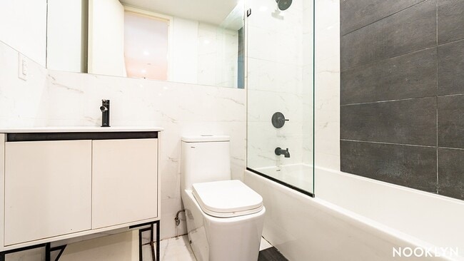 Building Photo - 19 E 31st St