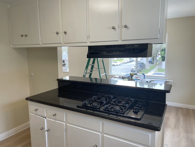Gas range w/ hood vent - 2912 Peppertree Ln