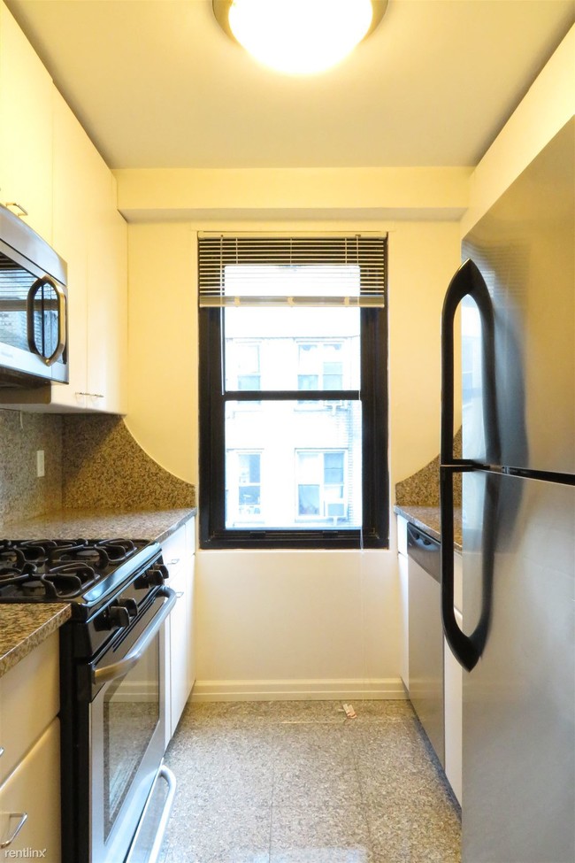Building Photo - 320 W 57th St
