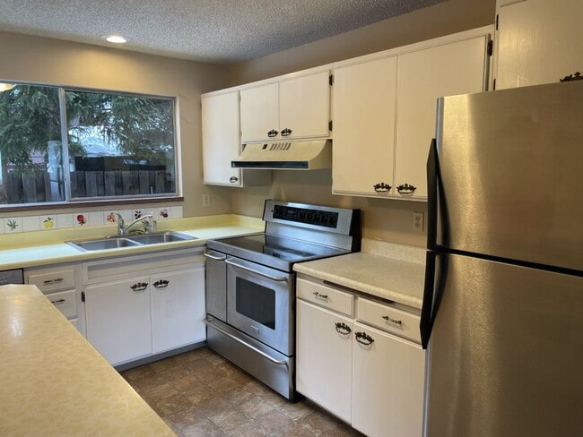 Building Photo - Large Number 2 Canyon 4 bedroom 2.5 bathro...