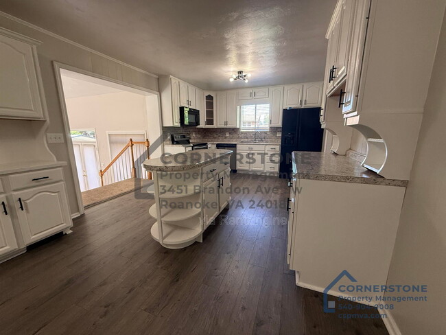Building Photo - 3113 Clearview Dr