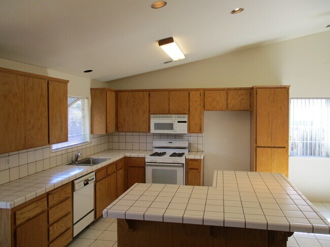 Foto del edificio - Culdesac Home Near Parks & Schools