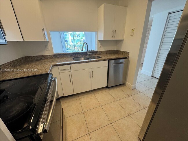 Foto del edificio - 488 NW 165th St