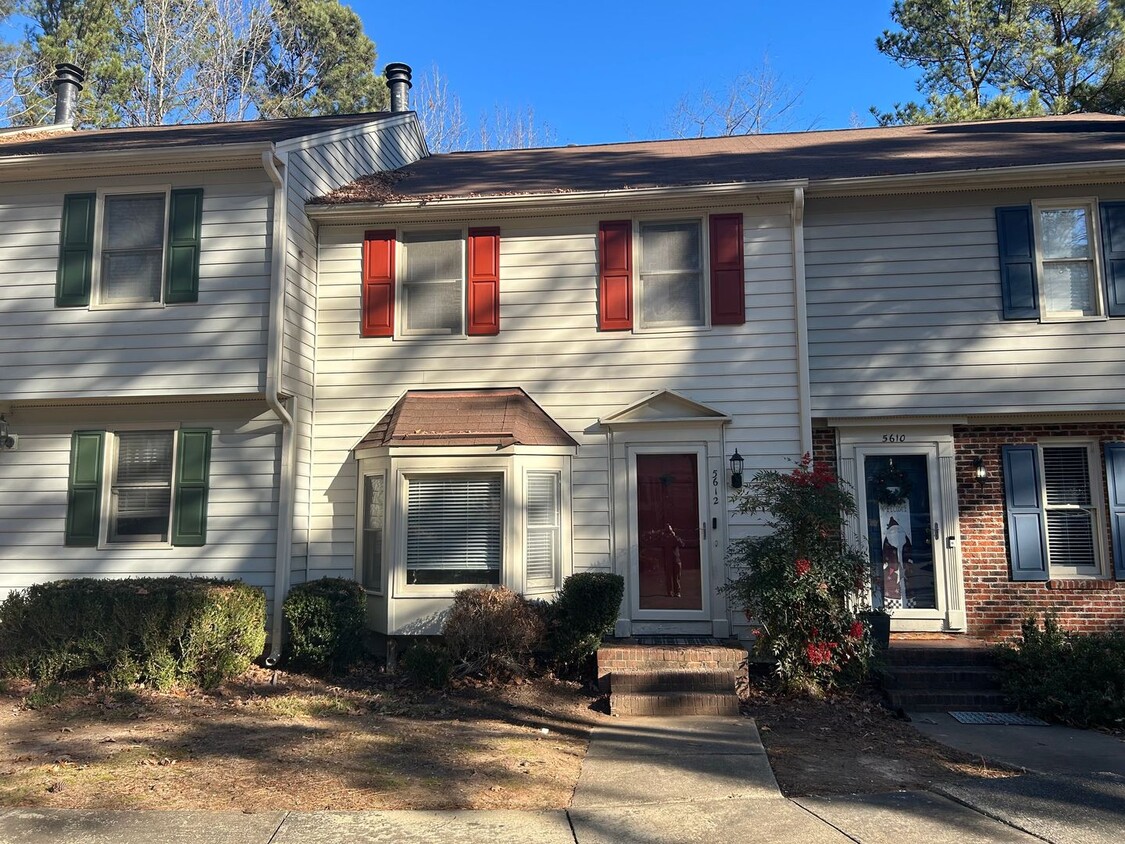 Foto principal - 2 Bed | 2.5 Bath Townhome in Raleigh with ...