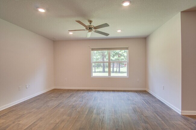 Foto del edificio - Spacious 4BD/2BA Brick Home Near Navy Federal