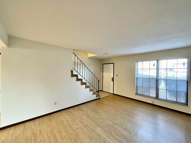 Building Photo - 703 Shabin Dr