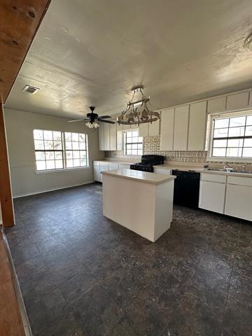 Building Photo - 820 W Frey